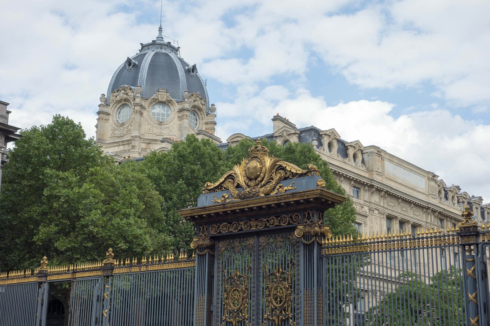 La grille dorée du Palais de Justice, boulevard du Palais